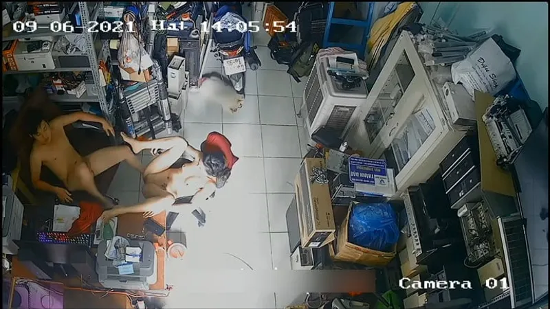 Cô vợ người chồng địt nhau trong của hàng máy tính